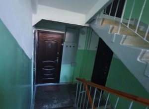 В доме на Кузнецова завершили ремонт подъезда и обновили двери