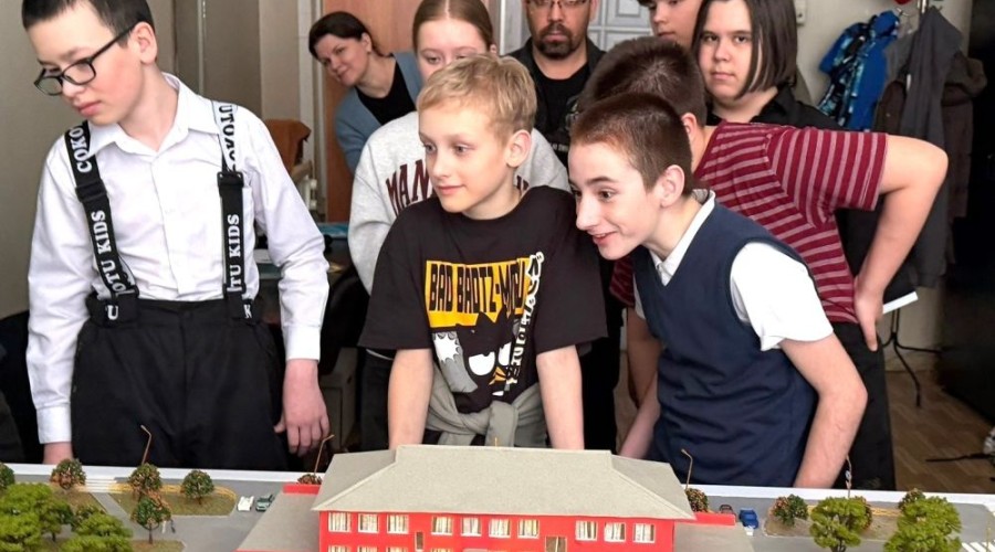 В УрТК состоялось занятие для школьников: они приступили к созданию города будущего