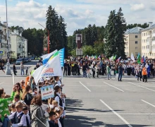 На площади перед ДК Ровесник началась общегородская линейка, посвящённая Дню знаний