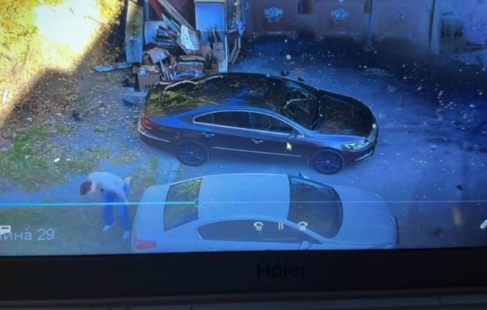 Владельца серого Peugeot 508 просят отозваться после повреждения двери Volkswagen на парковке на Ленина, 31