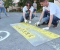 НАДПИСИ НА АСФАЛЬТЕ с напоминанием правил дорожного движения появились в районе площади Победы стараниями Молодёжной организации Белоярской АЭС 29 мая