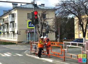 Заречный обновляют: рисуют дорожную разметку, красят оградки