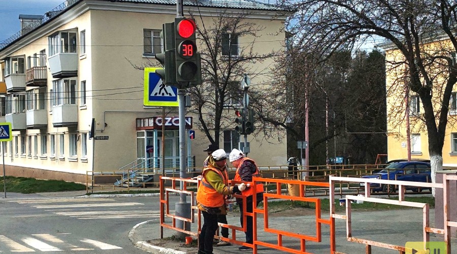 Заречный обновляют: рисуют дорожную разметку, красят оградки