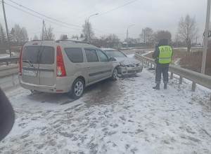 Сотрудники Госавтоинспекции Заречного устанавливают обстоятельства ДТП, в котором пострадал несовершеннолетний пассажир автомобиля