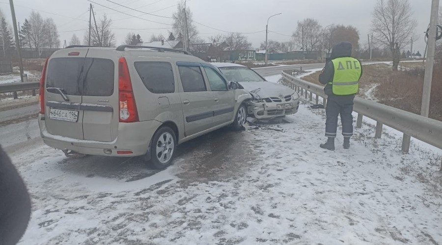 Сотрудники Госавтоинспекции Заречного устанавливают обстоятельства ДТП, в котором пострадал несовершеннолетний пассажир автомобиля