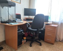 Отдам угловой стол и стеллаж в Заречном
