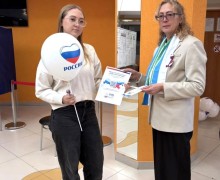Впервые голосующим на выборах в Заречном вручают сувениры