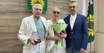 Супружеские пары из Заречного удостоены знака «Совет да любовь», многодетная мать — знака «Материнская доблесть»