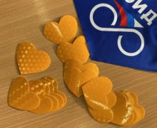 Ученики поздравили друг друга с Днём святого Валентина светящимися сердечками