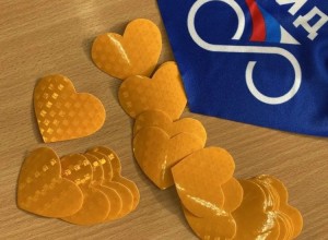 Ученики поздравили друг друга с Днём святого Валентина светящимися сердечками