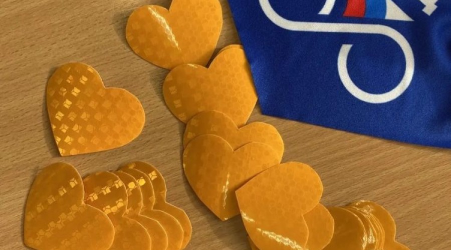 Ученики поздравили друг друга с Днём святого Валентина светящимися сердечками