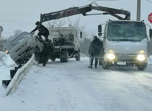 Автомобиль врезался в ограждение на переезде между Мезенкой и Баженово