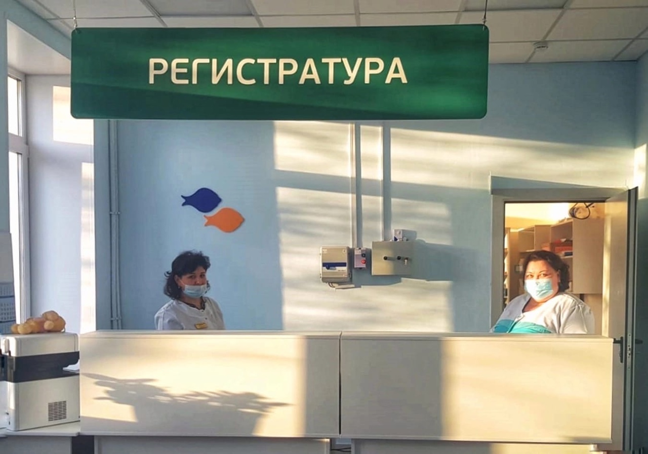 Стойка регистратуры в поликлинике. Окошко регистратуры. Окно регистратуры. Регистратура бакала. Регистратура поликлиники.